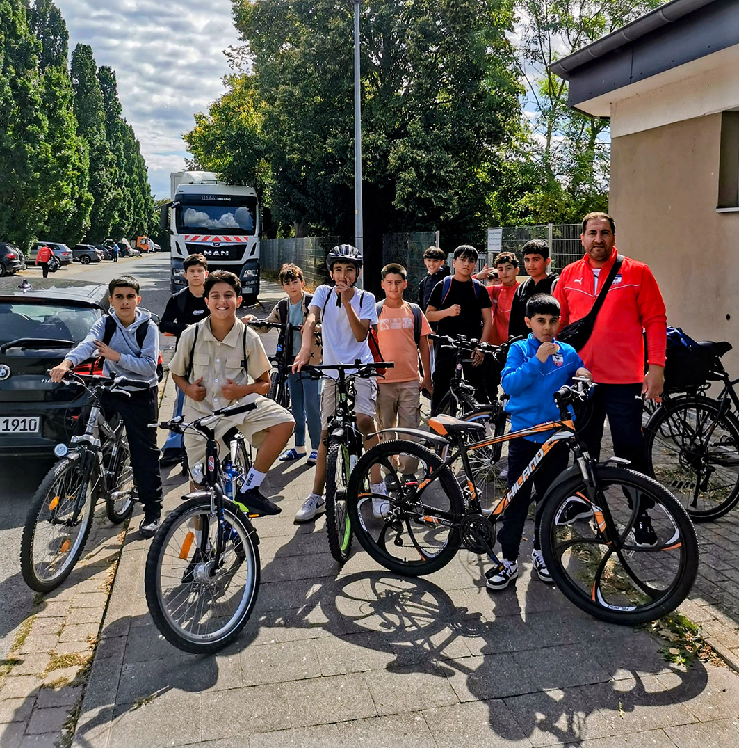Fahrrad-Tour zum Aufwärmen und ein 3:1 in Tündern: Die D1 grüßt von der Spitze