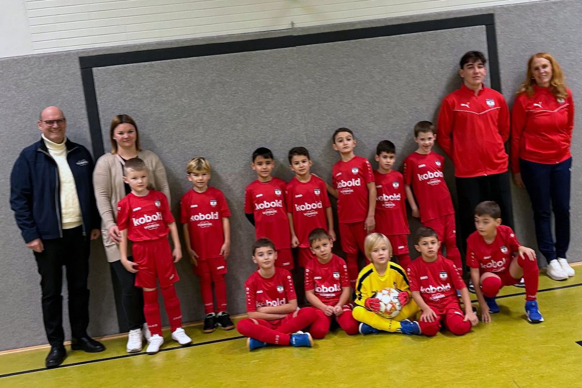 Familie Lukes gewinnt für den FC Preußen Hameln bei einer Verlosung Vorwerk-Trikots