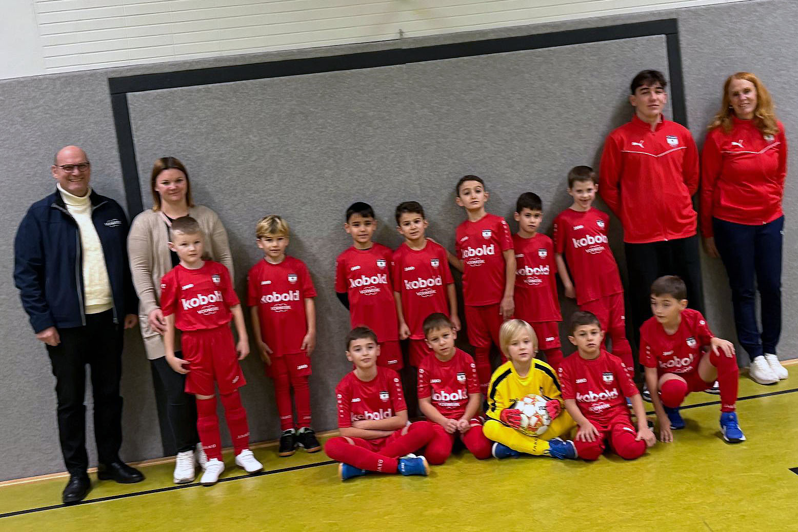 Familie Lukes gewinnt für den FC Preußen Hameln bei einer Verlosung Vorwerk-Trikots