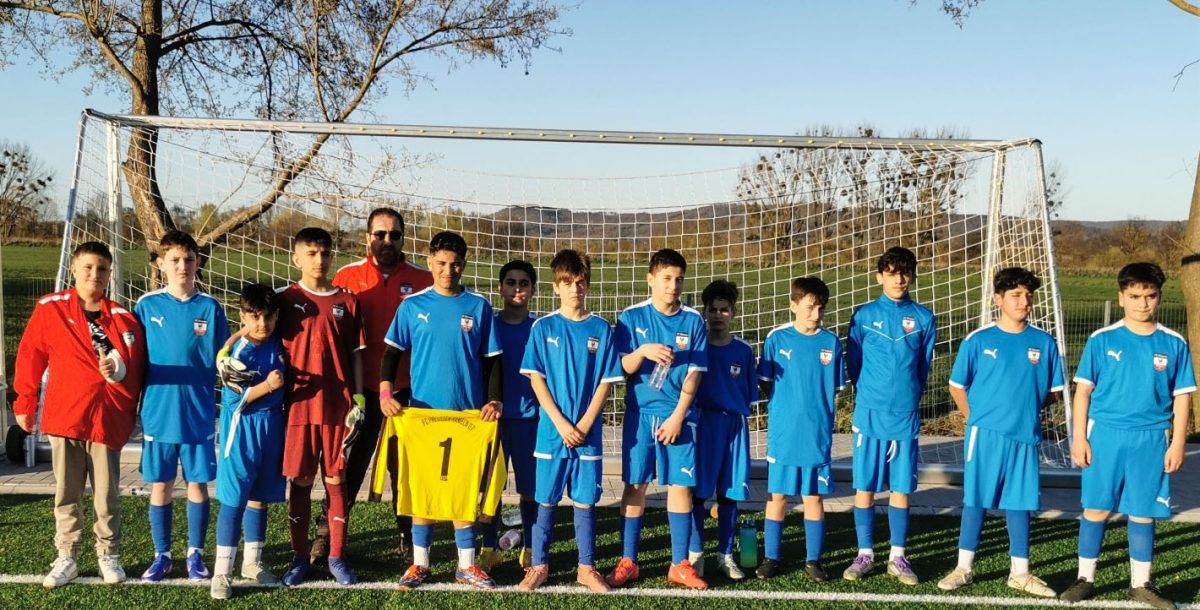 JUNIOREN AKTUELL:  D-Junioren gewinnen 13:0 für ihren verletzten Keeper Niklas